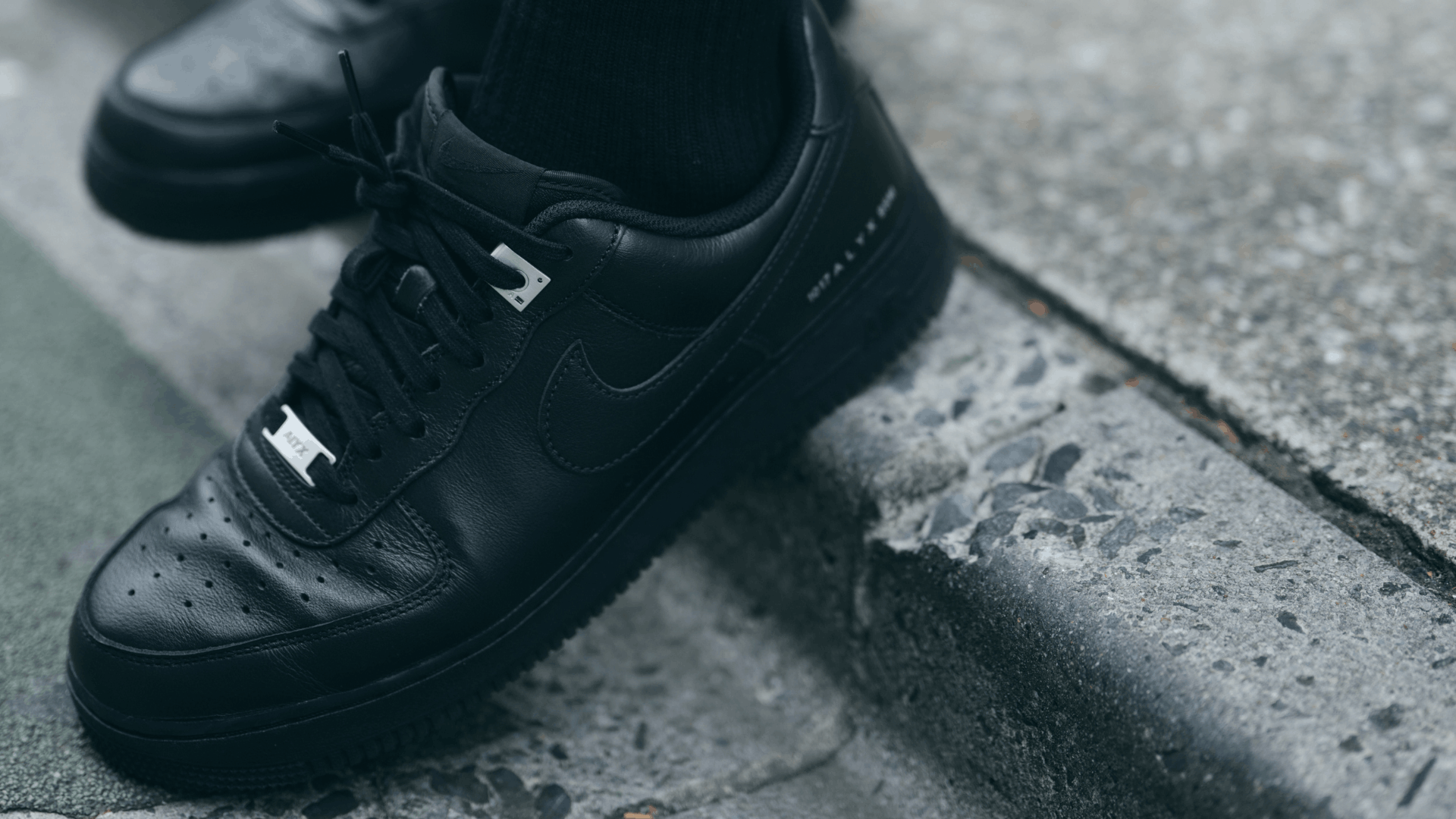 美品　On ブラック スニーカー メンズ必見】高見えするキレイめスニーカー10選！有名ブランド中心に