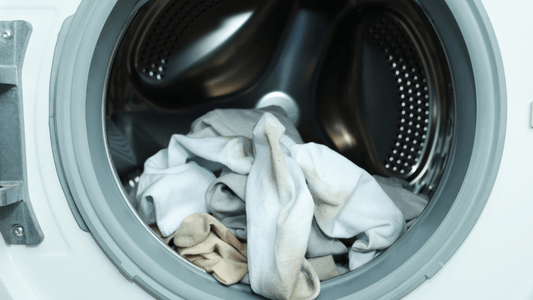 靴下を長持ちさせるための正しい洗い方とは?「表のまま」「裏返し」どっちで洗うのが正解?